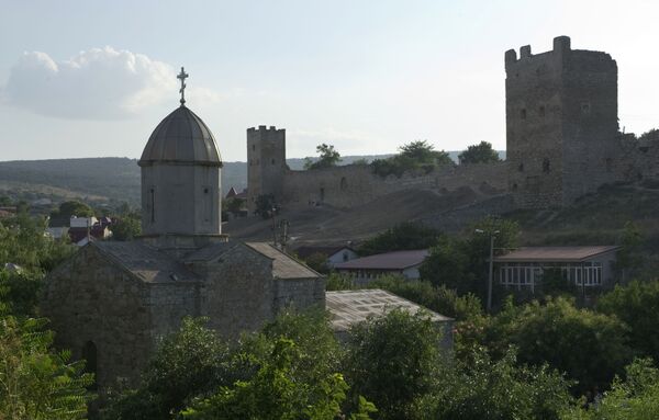 کلیسای شمایل « مریم مقدس» در زمینه قلعه ژنوایی « کاف» کریمه - اسپوتنیک ایران  