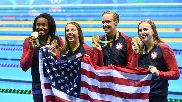 Пловчихи сборной США, завоевавшие золотые медали на соревнованиях по плаванию в комбинированной эстафете 4х100 м среди женщин на XXXI летних Олимпийских играх - اسپوتنیک ایران  