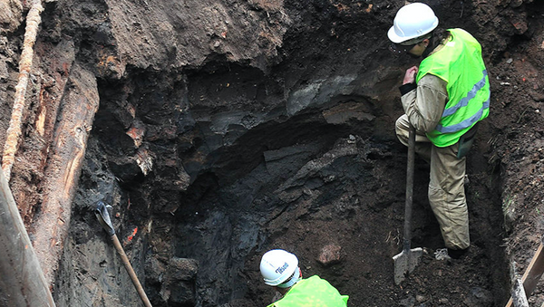Археологи во время раскопок тайной комнаты в центре Москвы - اسپوتنیک ایران  