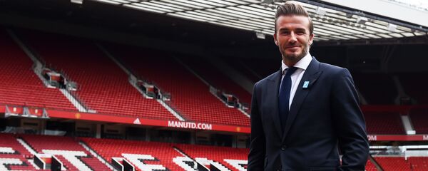 Former Manchester United and England footballer David Beckham poses on the pitch at Old Trafford in Manchester, north west England on October 6, 2015 ahead of a charity football match in aid of UNICEF Former Manchester United and England footballer David Beckham poses on the pitch at Old Trafford in Manchester, north west England on October 6, 2015 ahead of a charity football match in aid of UNICEF - اسپوتنیک ایران