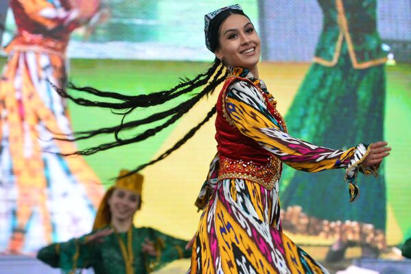 شرکت کننده جشن به مناسبت نوروز در « حیاط خان» میدان اسب دوانی قازان - اسپوتنیک ایران  