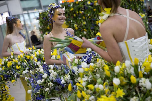 مدل ها با لباس های طراحی شده از گل  در  ایستگاه راه آهن « اوترخت»  هلند - اسپوتنیک ایران  
