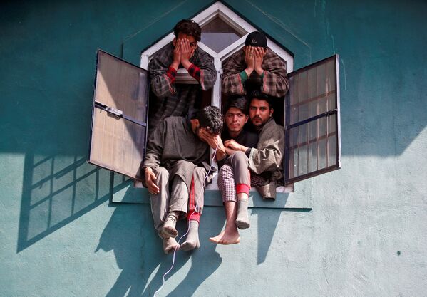 مردم در پشت پنجره مسجد در زمان تشیع جنازه در  کشمیر جنوبی - اسپوتنیک ایران  