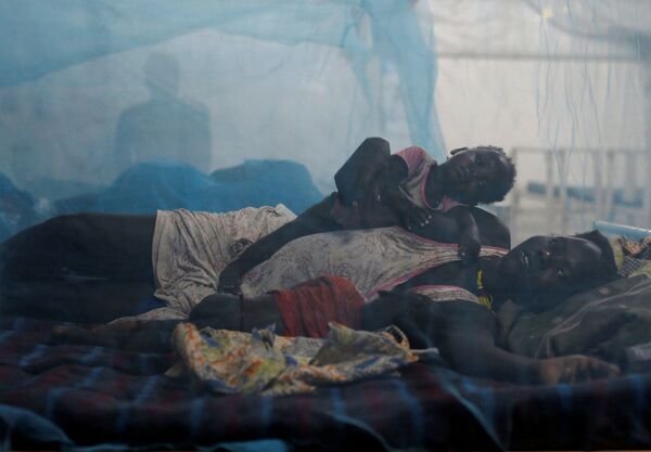 مادری همراه فرزندانش در  بخش کودکان بیمارستان Medecins Sans Frontieres سازمان ملل در سودان جنوبی - اسپوتنیک ایران  