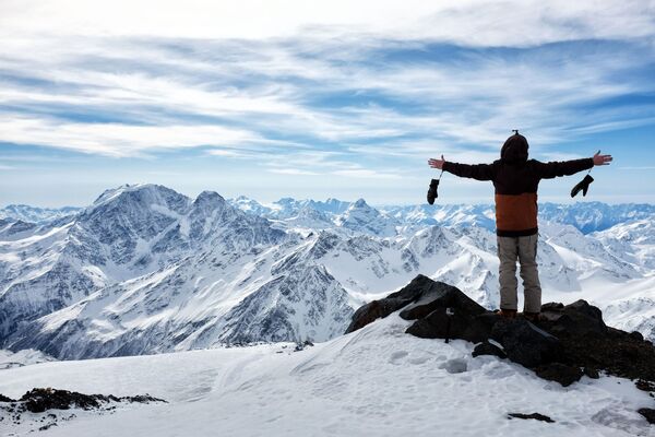 توریست در ارتفاع 4400 متری در کوههای البروس در جمهوری کاباردو – بالکاریا - اسپوتنیک ایران  