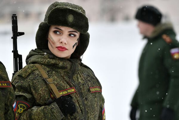 شرکت کننده  کنکور زیبایی و  مهارت حرفه ای  « آرایش  نظامی» در بین نظامیان زن  نیروی موشکی استراتژیکی  روسیه - اسپوتنیک ایران  