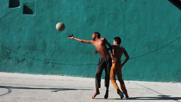 پسری در حال بازی بسکتبال در  محله مسکونی « هاوانای قدیمی» کوبا - اسپوتنیک ایران  