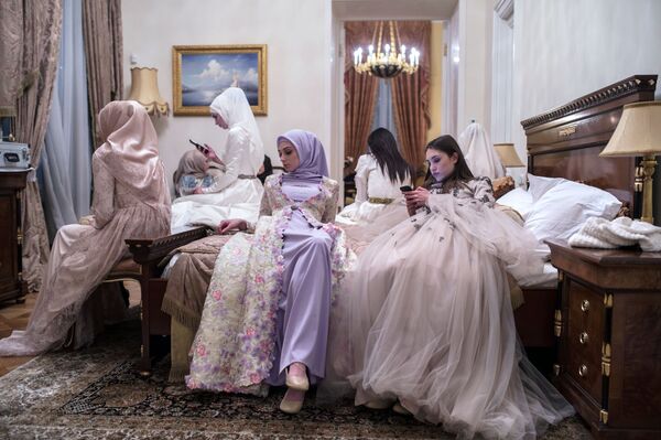 نمایش کلکسیون  خانه مد « فردوس»  طراح عایشه قادرووا  در چارچوب Mercedes-Benz Fashion Week Russia روسیه - اسپوتنیک ایران  