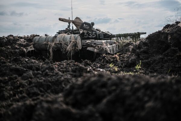 تانک در زمان  تمرینات تاکتیکی  نیروهای مسلح روسیه در پادگان « مولکینو» روسیه - اسپوتنیک ایران  