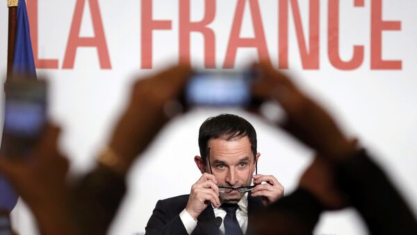 Former French education minister Benoit Hamon reacts after partial results in the second round of the French left's presidential primary election in Paris, France, January 29, 2017. - اسپوتنیک ایران  