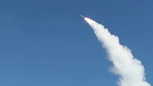 Боевой пуск ракеты из комплекса Искандер-М на полигоне Капустин Яр в Астраханской области - اسپوتنیک ایران  