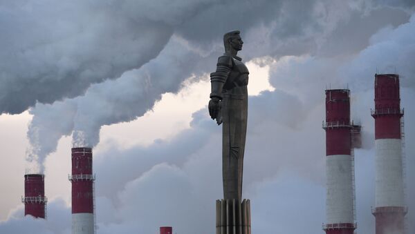 Памятник космонавту Юрию Гагарину на фоне клубов пара от ТЭЦ-20 в морозный день в Москве - اسپوتنیک ایران  