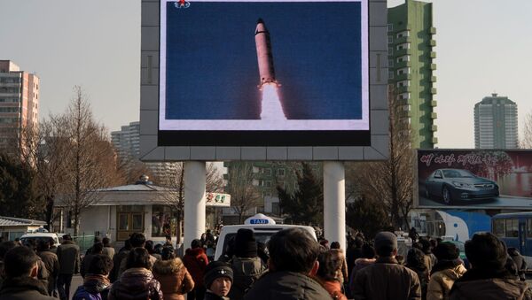 Новость о запуске ракеты в КНДР на экране на улице в Пхеньяне - اسپوتنیک ایران  