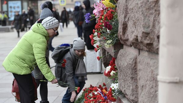 Горожане возлагают цветы у станции метро Технологический институт в Санкт-Петербурге, где накануне произошел взрыв - اسپوتنیک ایران  