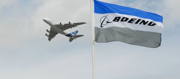 Самолет Airbus A 380 на фоне флага компании Boeing - اسپوتنیک ایران  