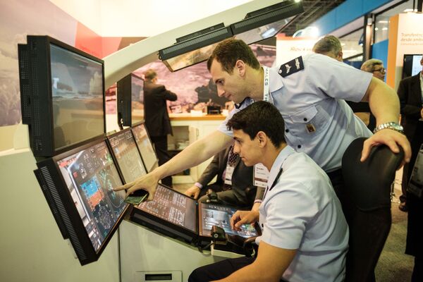 خلبانان در شبیه ساز پرواز در نمایشگاه سیستم های هوایی و دفاع « LAAD Defence & Security  » در ریو د ژانیرو، برزیل - اسپوتنیک ایران  