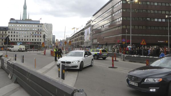 Полиция рядом с местом въезда грузовика в магазин Ahlens в центре Стокгольма - اسپوتنیک ایران  
