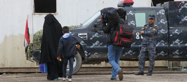 Мирные жители и военнослужащий иракской армии в Мосуле Мирные жители и военнослужащий иракской армии в Мосуле - اسپوتنیک ایران