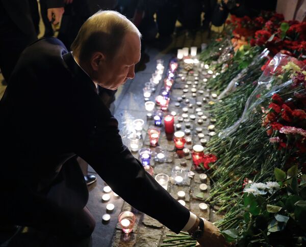 ولادیمیر پوتین رئیس جمهور روسیه  در زمان نثار گل در کنار ایستگاه مترو « انستیتوی تکنولوژی» در سنت پطربورگ - اسپوتنیک ایران  