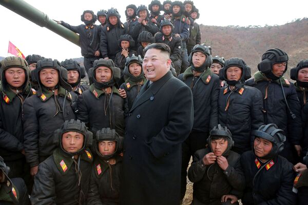کیم جونگ اون رهبر کره شمالی و دسته تانک ارتش خلق  کره - اسپوتنیک ایران  