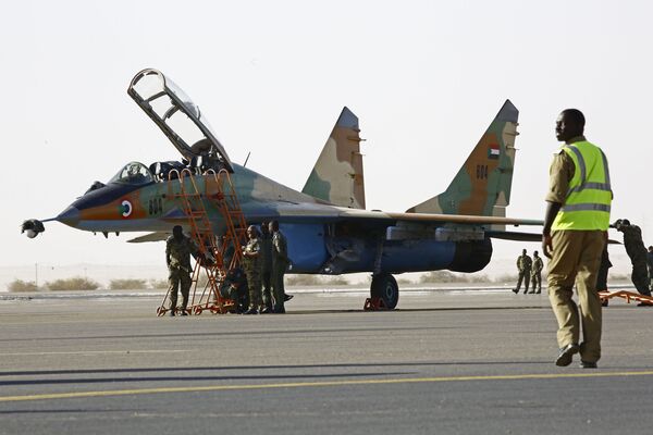 نظامیان نیروی هوایی سودان در حال آماده کردن هواپیما در زمان رزمایش مشترک نیروی هوایی عربستان سعودی و سودان - اسپوتنیک ایران  