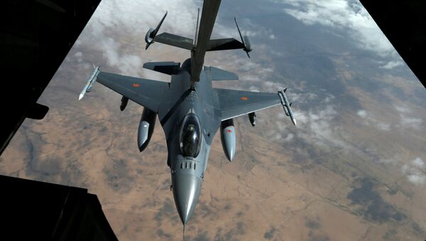 A US Air Force F-16 receives fuel from a fuel boom suspended from a US Air Force KC-10 Extender during mid-air refueling support to Operation Inherent Resolve over Iraq and Syria air space, March 15, 2017 - اسپوتنیک ایران  