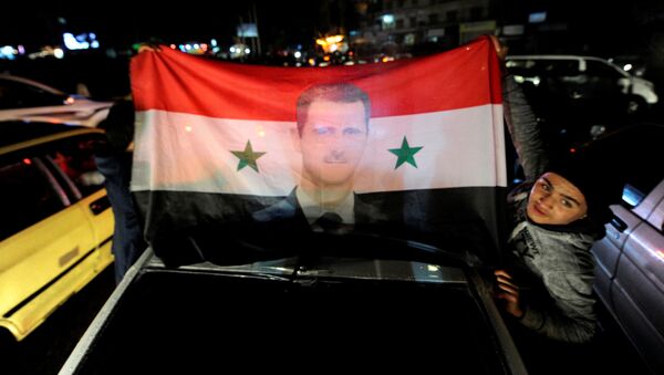 Сторонники президента Сирии Башара Асада радуются победе сирийской армии в Алеппо - اسپوتنیک ایران  
