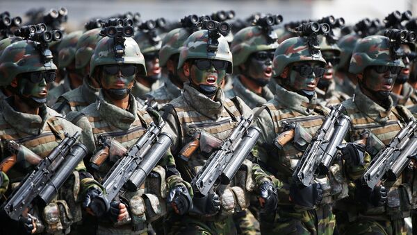 سربازان ارتش کره شمالی در حال رژه رفتن در مراسم رژه نظامی 15 آوریل به مناسبت 105 مین سالگرد تولد کیم ایل سونگ بنیادگذار این کشور - اسپوتنیک ایران  