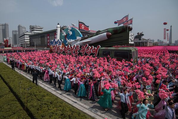 نمونه ای از یک موشک در میان مردم در مراسم رژه نظامی 15 آوریل به مناسبت 105 مین سالگرد تولد کیم ایل سونگ بنیادگذار کره شمالی - اسپوتنیک ایران  