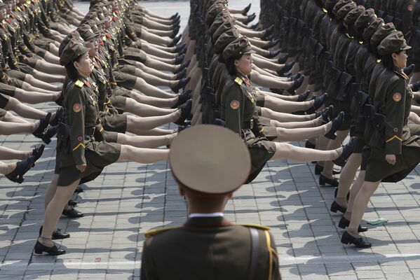 سربازان زن در حال رژه رفتن در مراسم رژه نظامی 15 آوریل به مناسبت 105 مین سالگرد تولد کیم ایل سونگ بنیادگذار کره شمالی - اسپوتنیک ایران  