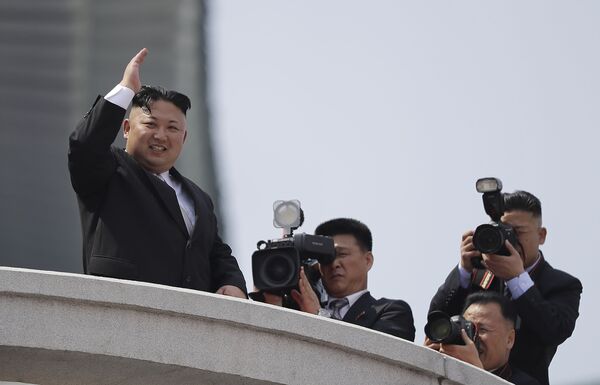 کیم جونگ اون رهبر کره شمالی به شرکت کنندگان در رژه نظامی 15 آوریل به مناسبت 105 مین سالگرد تولد کیم ایل سونگ بنیادگذار این کشور شادباش می گوید - اسپوتنیک ایران  