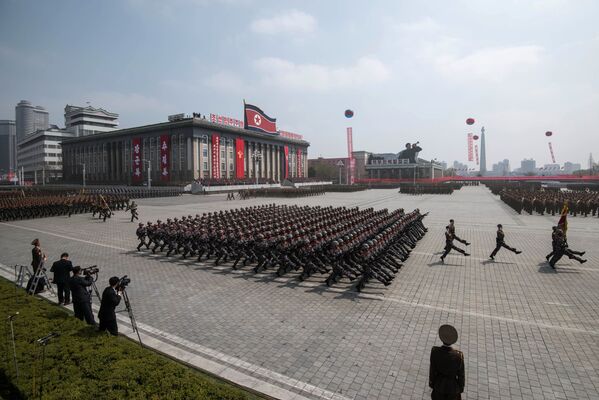نیروهای مردمی کره شمالی در مراسم رژه نظامی 15 آوریل به مناسبت 105 مین سالگرد تولد کیم ایل سونگ بنیادگذار این کشور - اسپوتنیک ایران  