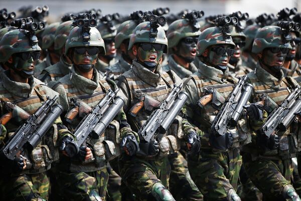سربازان ارتش کره شمالی در حال رژه رفتن در مراسم رژه نظامی 15 آوریل به مناسبت 105 مین سالگرد تولد کیم ایل سونگ بنیادگذار این کشور - اسپوتنیک ایران  