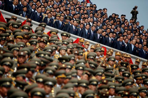 سربازی در حال تصویربرداری از مراسم رژه نظامی 15 آوریل به مناسبت 105 مین سالگرد تولد کیم ایل سونگ بنیادگذار کره شمالی - اسپوتنیک ایران  