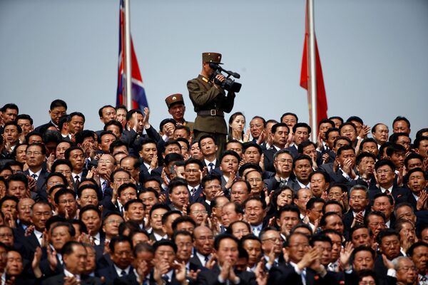 یک سرباز در حال تصویربرداری از مراسم رژه نظامی 15 آوریل به مناسبت 105 مین سالگرد تولد کیم ایل سونگ بنیادگذار کره شمالی - اسپوتنیک ایران  