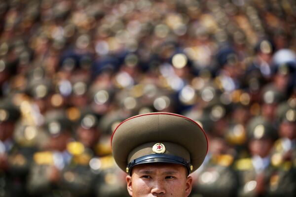 سربازان و افسران ارتش کره شمالی در مراسم رژه نظامی 15 آوریل به مناسبت 105 مین سالگرد تولد کیم ایل سونگ بنیادگذار این کشور حضور داشتند - اسپوتنیک ایران  