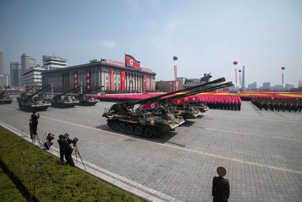 تانک های ارتش کره شمالی در مراسم رژه نظامی 15 آوریل به مناسبت 105 مین سالگرد تولد کیم ایل سونگ بنیادگذار این کشور - اسپوتنیک ایران  