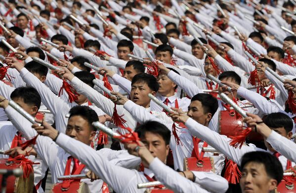 طبال ها در مراسم رژه نظامی 15 آوریل به مناسبت 105 مین سالگرد تولد کیم ایل سونگ بنیادگذار کره شمالی - اسپوتنیک ایران  