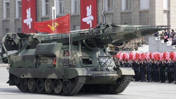 Военные транспортные средства с ракетами во время военного парада, посвященного 105-летию со дня рождения Ким Ир Сена в Пхеньяне, Северная Корея - اسپوتنیک ایران  