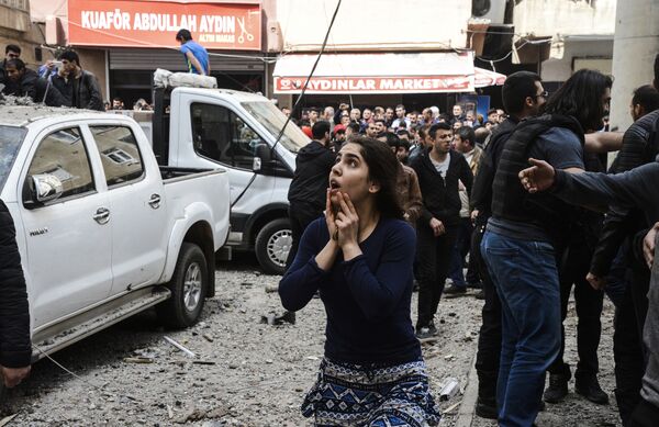 مردم در محل انفجار  نزدیک به اداره پلیس در شهر « دیاربکر»  ترکیه - اسپوتنیک ایران  