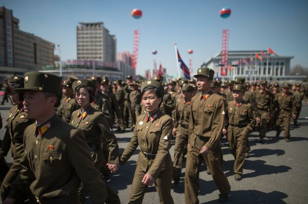نظامیان جمهوری خلق کره در زمان مراسم گشایش  مجتمع مسکونی جدید در خیابان « رِمِن» در پیونگ یانگ - اسپوتنیک ایران  