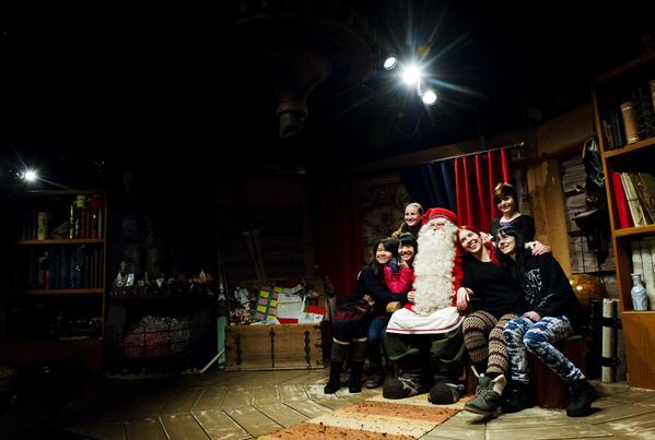 گردشگر و بابا نوئل در « لاپلاندیا» فنلاند - اسپوتنیک ایران  