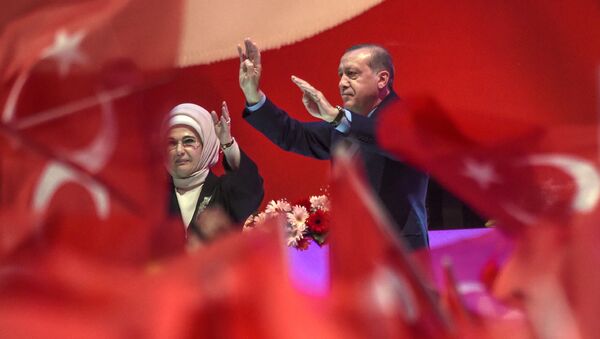Президент Турции Реджеп Тайип Эрдоган с женой Эминой на митинге в Стамбуле - اسپوتنیک ایران  