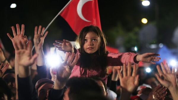 Сторонники президента Турции во время празднования в Стамбуле - اسپوتنیک ایران  