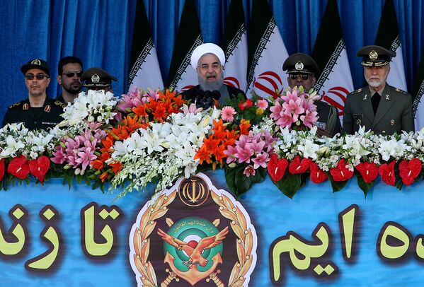 حسن روحانی، رئیس جمهور ایران در رژه « روز ارتش» در تهران - اسپوتنیک ایران  