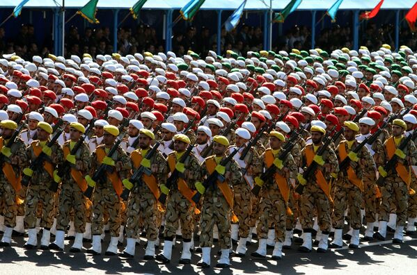 سربازان ایرانی در حال رژه در « روز ارتش» ، 18 آوریل سال 2017 میلادی در تهران - اسپوتنیک ایران  