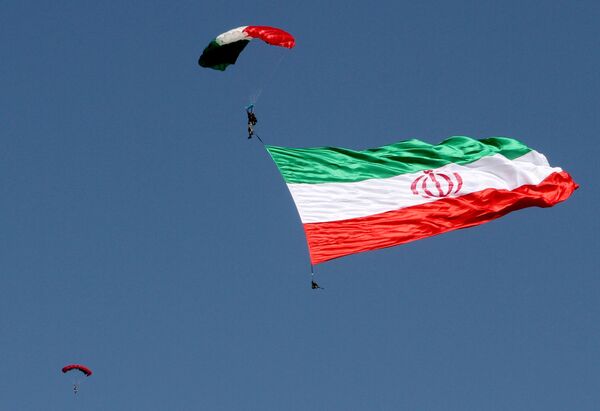 چتربازان در رژه نظامی به مناسبت « روز ارتش» در تهران - اسپوتنیک ایران  