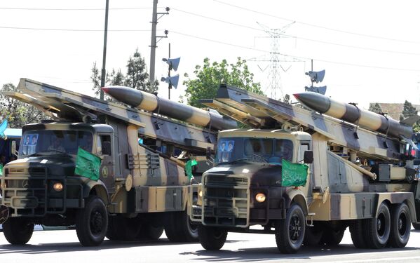 کامیون ارتشی در حال حمل موشک های زمین به هوا در رژه « روز ارتش»، 18 آوریل سال 2017 میلادی در تهران - اسپوتنیک ایران  