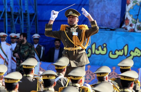 ارکستر ارتش ایران در رژه « روز ارتش» در تهران - اسپوتنیک ایران  