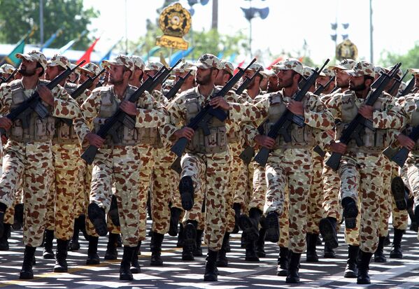 سربازان در رژه « روز ارتش» در تهران - اسپوتنیک ایران  